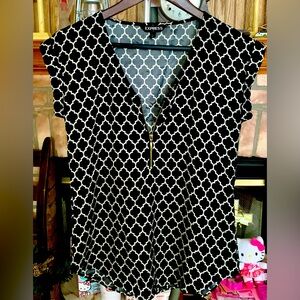 🤩 3/💲10 Express Black and Cream Geometric Pattern Zip Blouse